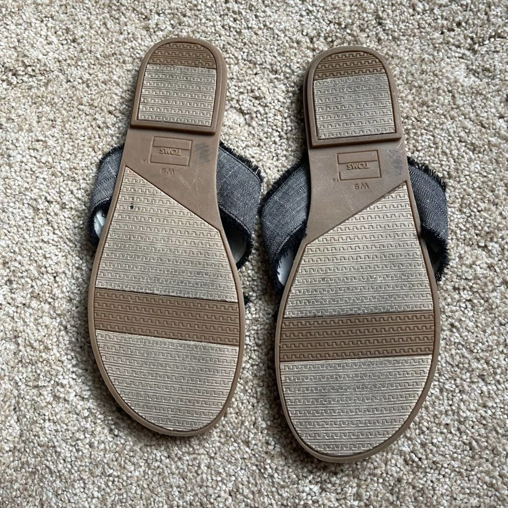 TOMS VIV Criss Cross Slides - Picture 5 of 8